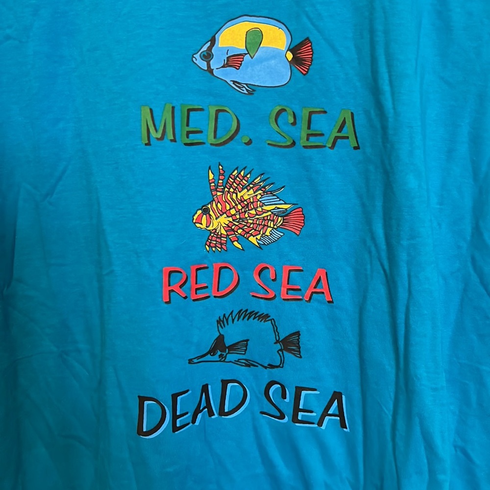 Graphic tees - Picture 2 of 3